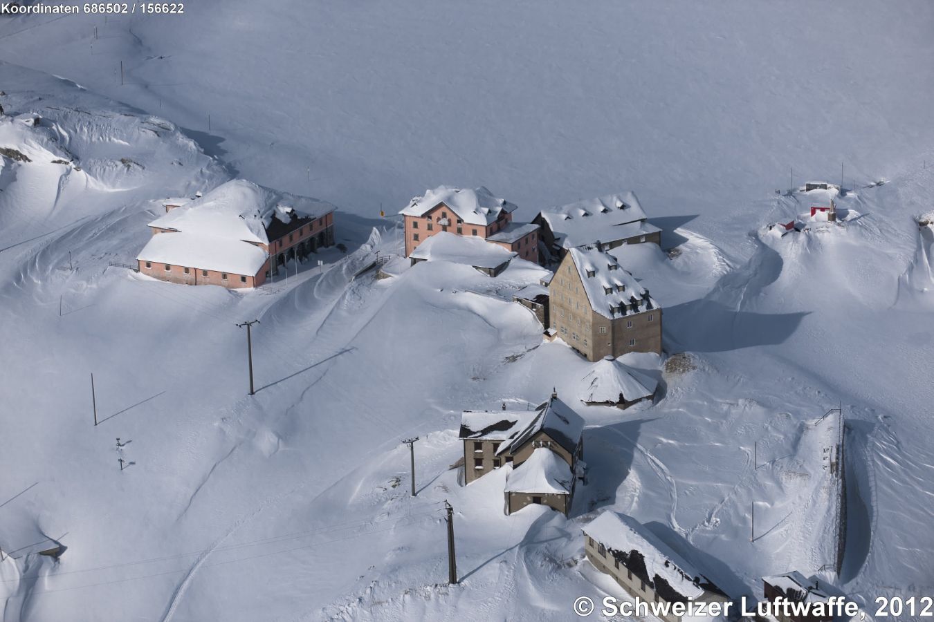 Gotthard Hospiz (Position 2'686'613.32, 1'156'632.44) Fünf Gebäude (von l. nach r.): Alte Sust (Gotthardmuseum, Restaurant), Ristorante Monte Prosa, Gruppenunterkünfte, Il vecchio Ospizio (2008-2010 restauriert, Komforthotel), Altes Hospiz (Personalunterkünfte).